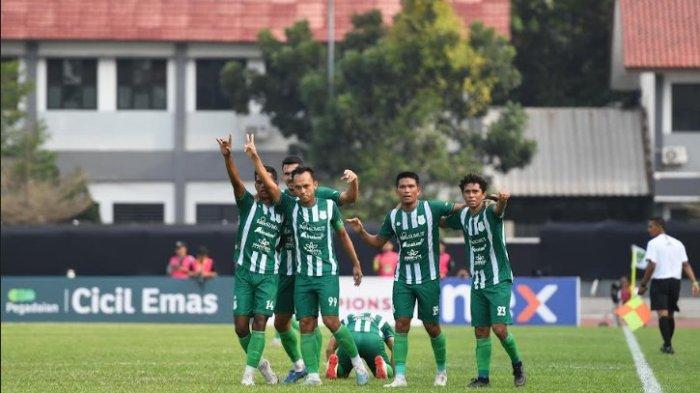 Rachmad Hidayat- Kapten Tim PSMS Medan, Rachmad Hidayat (dua kiri), bersama Sandi Sute (dua kanan) dan Fabio Gama (kanan) merayakan gol yang tercipta ketika melawan Persikota Tangerang di Stadion Benteng Reborn pada Sabtu (14/9/2024).