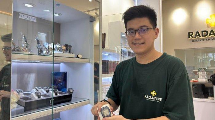 TOKO BARU: Radatime buka toko baru di Jalan Brigdjen Katamso Medan, sekaligus launching logo baru berbentuk bunga clover yang melambangkan keberuntungan, keyakinan, cinta, maupun harapan. Bryan selaku Business Executive menunjukkan sejumlah brand andalan di Radatime seperti Luminox, Regan Harney dan Aries Gold, Selasa (20/5/2025).