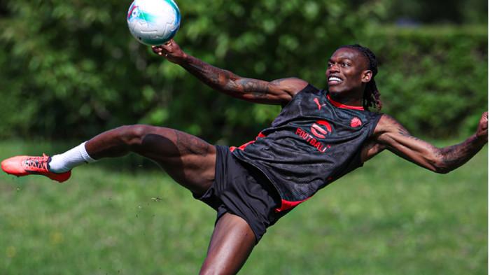 RAFAEL LEAO - Winger AC Milan, Rafael Leao saat berlatih bersama tim jelang tur pramusim 2025. AC Milan telah merilis daftar pemain yang dibawa untuk melakoni tur pramusim ke Asia dan Australia. Rossoneri tak membawa Luka Modric.