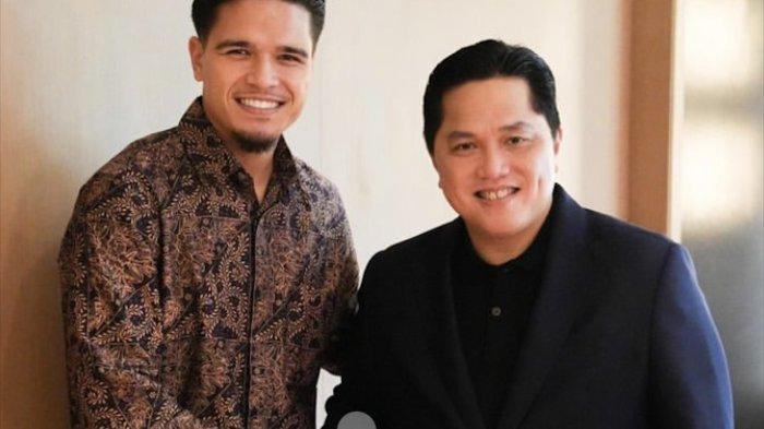 Ketua PSSI, Erick Thohir berfoto bersama calon pemain naturalisasi Timnas Indonesia, Ragnar Oratmangoen