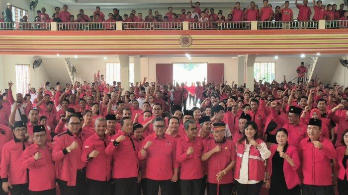 Sekretaris Jenderal PDI Perjuangan (PDIP) Hasto Kristiyanto memberikan arahan dalam Rapat Konsolidasi Tiga Pilar Partai di Kabupaten Gunungsitoli, Kepulauan Nias, Sumatera Utara, Sabtu (16/9/2023).