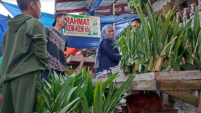 Masyarakat membeli ramuan pangir untuk kebutuhan mandi dalam menyambut bulan suci Ramadhan, di pasar tradisional Kabanjahe, Rabu (22/3/2023).