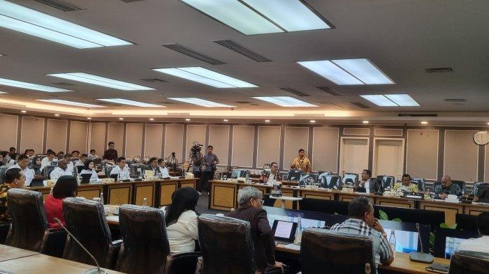 Anggota Komisi XIII DPR RI, Drs. Rapidin Simbolon MM, menyampaikan kasus pelanggaran HAM yang terjadi di Desa Unjur dalam Rapat Dengar Pendapat (RDP) dengan Menteri Hukum dan HAM, Natalius Pigai, di Gedung DPR RI, Jakarta.