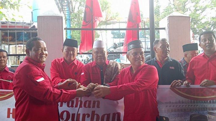 Ketua Dewan Pimpinan Daerah (DPD) Partai Demokrasi Indonesia Perjuangan (PDIP) Sumatera Utara, Rapidin Simbolon menyerahkan enam ekor sapi kurban untuk kader marhaen di Labuhanbatu Raya