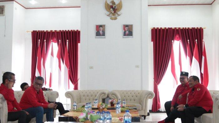 Sekjen DPP PDI Perjuangan Hasto Kristyanto didampingi Ketua DPD PDI Perjuangan Sumut Drs Rapidin Simbolon dan Wakil Walikota Gunung Sitoli saat tiba di di Bandara Binaka Gunung Sitoli bersama Ketua DPD PDI Perjuangan Sumut Drs Rapidin Simbolon sekitar Pukul 11.30 WIB, Sabtu (16/92023).