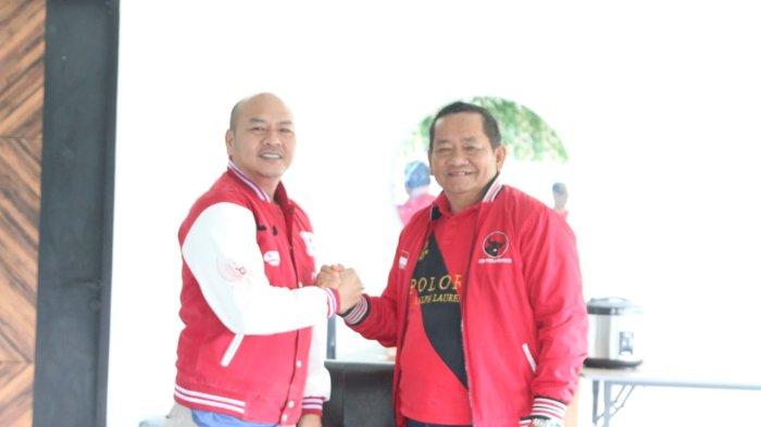 Dua kader Parpol berlogo banteng moncong putih yakni Ketua DPD PDIP Sumut Drs Rapidin Simbolon MM dan Bupati Taput/ Ketua DPC PDIP Taput Drs Nikson Nababan bergenggaman tangan di kediaman Nikson Nababan, Selasa (26/12/2023). Keduanya solid untuk memenangkan PDIP pada pemilu baik Ganjar-Mahfud pada Pilpres mendatang
