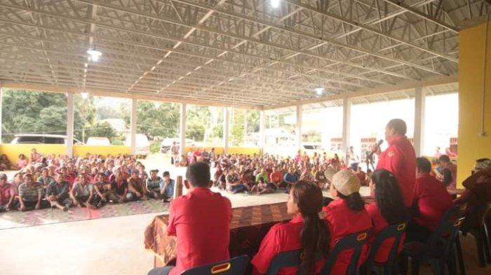Ketua DPD PDI Perjuangan Sumut Drs Rapidin Simbolon MM dengan didampingi Ketua DPC PDI Perjuangan Humbang Hasundutan Oloan Paniaran Nababan dan Ketua DPRD Samosir mengenalkan Nama Ganjar masyarakat hingga ke pelosok terutama pedesaan di kecamatan Tara Bintang, Kamis (2/11/2023)