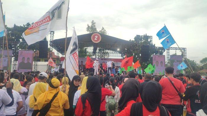 Ratusan pendukung Pasangan Calon (Paslon) Gubernur Sumut nomor urut dua Edy Rahmayadi-Hasan Basri dan Paslon Wali Kota Medan nomor urut dua Prof Ridha Dharmajaya-Abdul Rani padati area Lapangan Sejati Kecamatan Medan Johor, Minggu (10/11/2024).