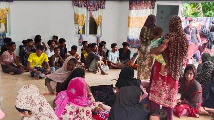 Ratusan pengungsi Rohingya diamankan di kantor Camat Pantai Labu setelah mendarat di perairan laut Pantai Labu, Kamis (24/10/2024).