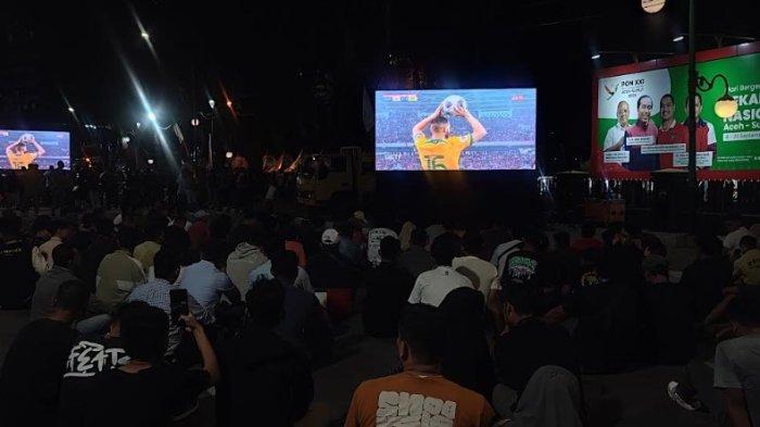 Ratusan warga Medan mulai Padati Jalan Imam Bonjol, untuk nobar Timnas Indonesia Vs Australia, Selasa (10/9/2024). Sejauh ini, jalan Kapten Maulana Lubis macet total.