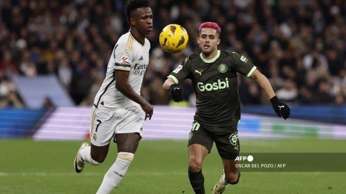 Penyerang Real Madrid Brasil #07 Vinicius Junior (Kiri) berebut bola dengan bek Girona Brasil #20 Yan Couto selama pertandingan sepak bola liga Spanyol antara Real Madrid vs Girona FC di stadion Santiago Bernabeu di Madrid pada 10 Februari 2024.