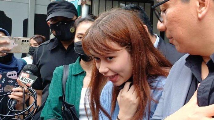 Rebecca Klopper didampingi kuasa hukumnya, Sandy Arifin di Pengadilan Negeri Jakarta Selatan, Senin (13/11/2023). (KOMPAS.com/Revi C Rantung)