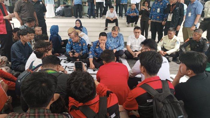 Rektor USU, Muryanto Amin turun langsung temui para mahasiswa yang lakukan aksi protes soal kenaikan UKT di depan gedung biro rektor, Senin (20/5/2024).