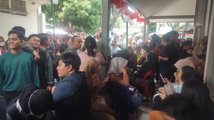 Ribuan warga Kota Medan mendatangi kantor POS Medan yang terletak di Jalan Balai Kota Medan, Kamis (5/9/2024). Hal itu dikarenakan, mereka mau membeli elektronik-materai (E-materai) sebagai syarat pendaftaran Calon Pegawai Negeri Sipil (CPNS) 2024.