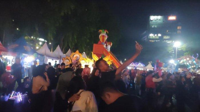 Ribuan warga Medan padati area Lapangan Benteng jalan Pengadilan Kota Medan, malam ini, Senin (1/6/2024). Ribuan warga ini ingin menyaksikan penampilan dari Malik D'essentials.
