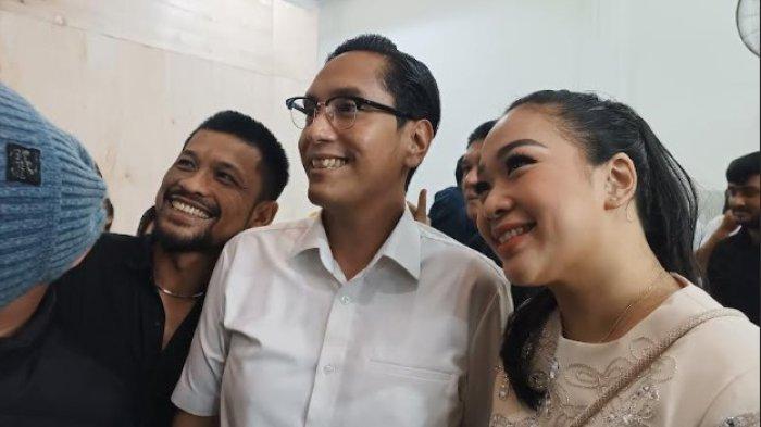 Rico Waas bersama Airin Waas berswafoto bersama para pendukungnya di rumah pemenangan Rico-Zaki di Jalan Ir. H. Juanda, Kecamatan Medan Polonia, Kota Medan, Rabu (27/11/2024).