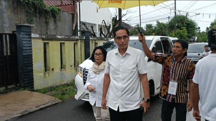 Rico Waas bersama keluarganya tiba di Tempat Pemungutan Suara (TPS) 006 Kelurahan Tanjung Rejo, Medan Sunggal, Kota Medan, Rabu (27/11/2024) sekira pukul 09:44 WIB.