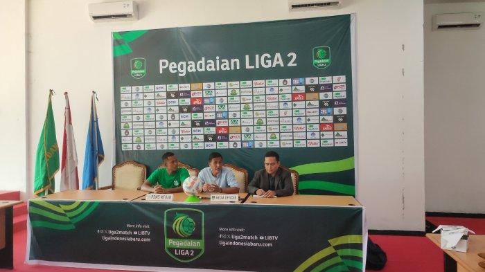 Foto: Ridwan Saragih pelatih PSMS dan Kapten PSMS Joko Susilo saat menggelar konfrensi pers jelang pertandingan besok melawan PSDS. Tribun Medan /Anugrah Nasution.