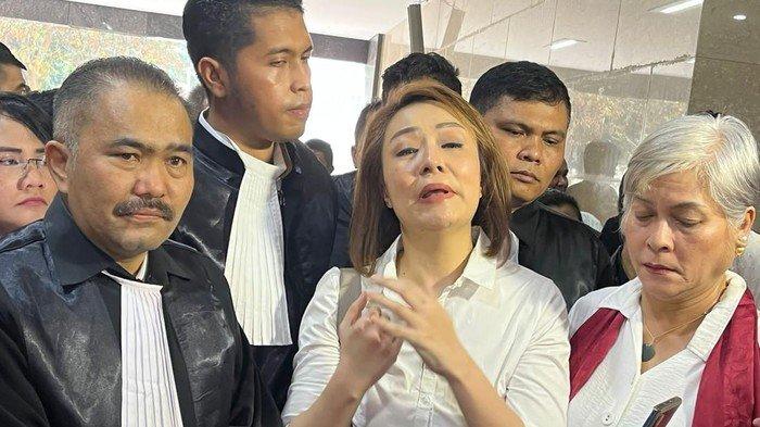 Rina Lauwy membeberkan semua dugaan kejahatan mantan suaminya Antonius NS Kosasih, eks Dirut PT Taspen yang ketahuan selingkuh.
