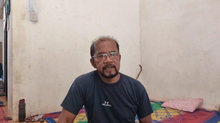 Robinhood Sagala, abang kandung korban saat diwawancarai di rumah duka, Minggu (8/12/2024).