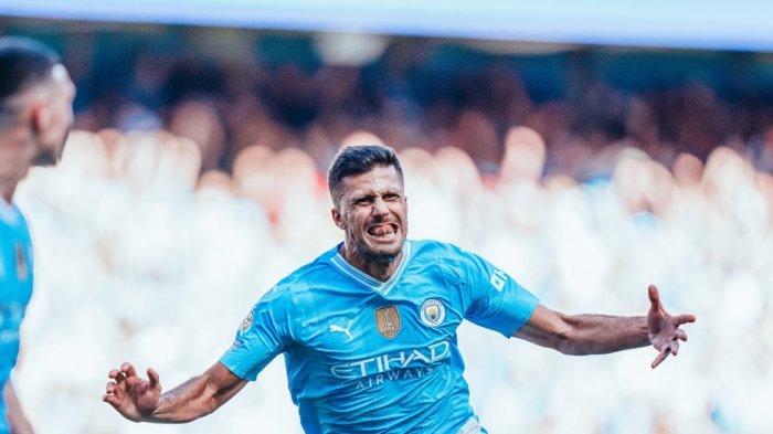 Pemain Manchester City, Rodrigo selebrasi usai mencetak gol ke gawang West Ham United, sekaligus buat City juara Liga Inggris 2023-2024