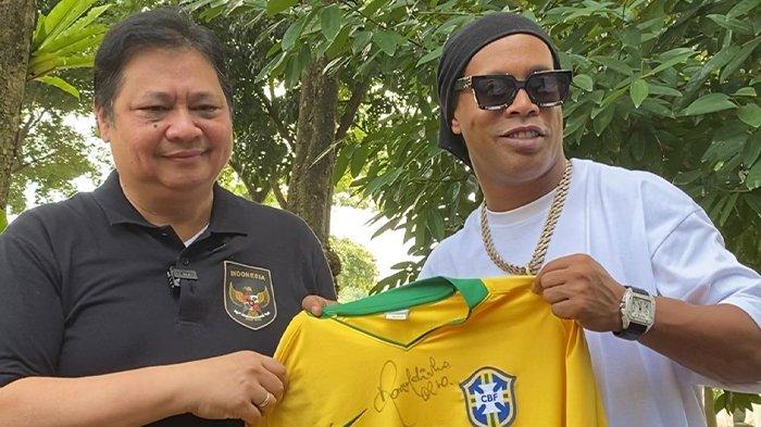 Ronaldinho beri Airlangga jersey tim nasional Brazil lengkap dengan tandatangannya.