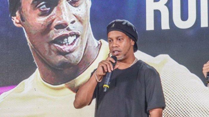 Mantan pesepak bola dunia asal Brasil Ronaldinho memberikan sambutan pada acara peluncuran jersey RANS Nusantara FC di Jakarta, Jumat (24/6/2022). RANS Nusantara FC meluncurkan jersey terbaru untuk menghadapi musim Liga 1 Indonesia 2022-2023. (BOLASPORT.com/Muhammad Alif Aziz Mardiansyah)