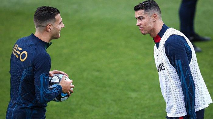 Cristiano Ronaldo kedapatan memakai jam tangan sultan seharga Rp14 miliar saat latihan bareng Portugal jelang Kualifikasi EURO 2024.