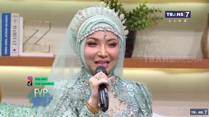 Roro Fitria Pakai Baju dan Tas Bertabur Berlian