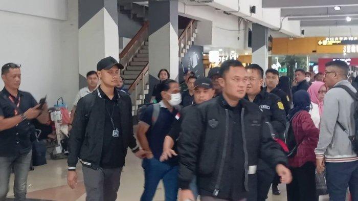 Kejaksaan Agung mengamankan eks Ketua PN Surabaya, Rudi Suparmono yang diduga terlibat dalam kasus pembebasan pelaku pembunuhan Gregorius Ronald Tannur, Selasa (14/1/2025).