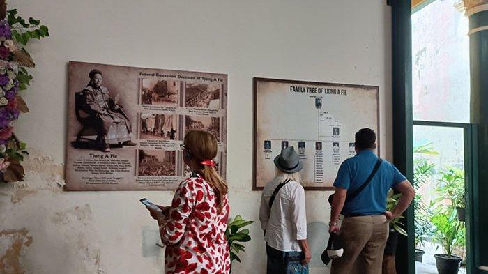 Para wisatawan mancanegara sedang melihat silsilah keluarga Tjong A Fie dan sejarah datangnya Tjong A Fie ke Kota Medan, Selasa (17/1/2023)