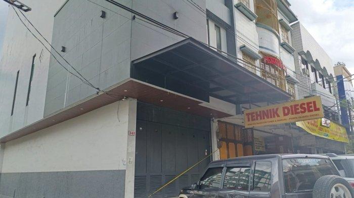 Rumah mewah Joe Frisco di Jalan Merdeka, Kelurahan Pahlawan, Kecamatan Siantar Timur, Kota Pematangsiantar yang tampak dipasangi police line, Selasa (29/10/2024)