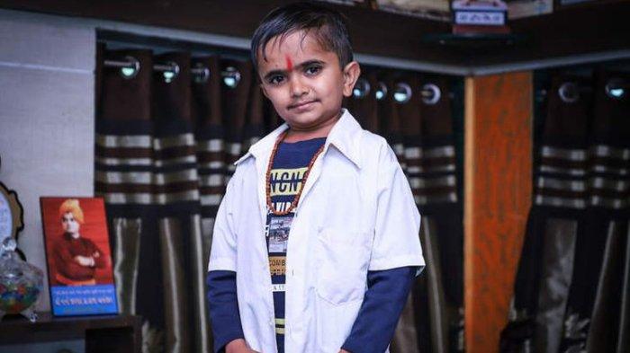 Ganesh Baraiya (23) dari India yang menjadi dokter terpendek di dunia.