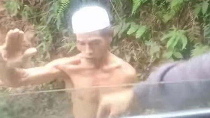 Beredar video yang menunjukkan aksi seorang pria paruh baya bertelanjang dada yang sedang melakukan perbaikan jalan, viral di media sosial