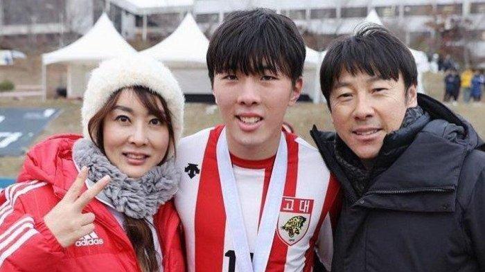 Putra sulung Shin Tae-yong, Shin Jae-won (tengah)