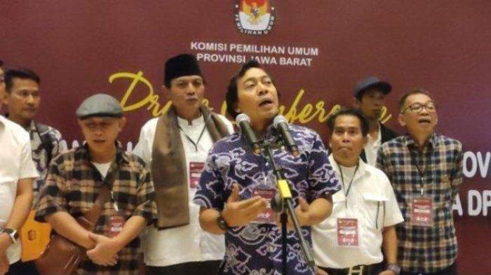 Komedian Alfiansyah Bustami alias Komeng resmi mendaftar DPD RI ke KPU Jabar, Jalan Garut, Kota Bandung, Sabtu (13/5/2023).