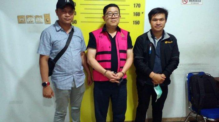 SADIKIN DITANGKAP: Intelijen Kejaksaan Agung Republik Indonesia berhasil menangkap seorang tersangka baru atas nama Sadikin Rusli (SR) dalam kasus korupsi proyek BTS Kominfo. Nama Sadikin disebut-sebut di persidangan sebagai perantara uang korupsi BTS Kominfo ke pihak BPK RI. (via kompas.com/istimewa)