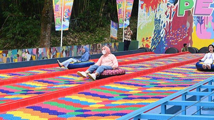 Libur lebaran banyak dimanfaatkan untuk berwisata, tak terkecuali salah satu destinasi yaitu Mikie Funland yang ramai dipadati pengunjung lebaran ini.