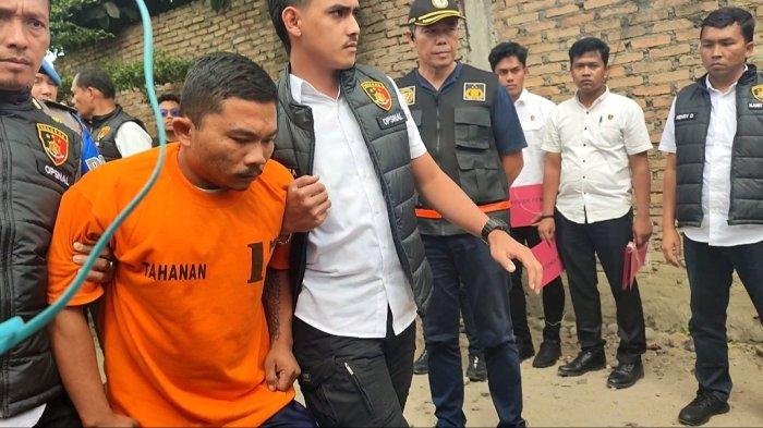 Salah satu eksekutor pembakaran rumah Sempurna Pasaribu Yunus Syahputra, dibopong saat rekonstruksi karena kakinya ditembak, Jumat (19/7/2024).