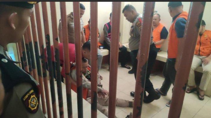 AMBRUK JELANG SIDANG : Salah satu terdakwa pembunuhan wartawan di Karo, Bebas Ginting, mendapatkan penanganan sementara di ruang tunggu tahanan PN Kabanjahe, Kamis (27/3/2025). Bebas Ginting ambruk saat dibawa menuju ke ruang sidang untuk mengikuti sidang dengan agenda putusan. (TRIBUN MEDAN/MUHAMMAD NASRUL)