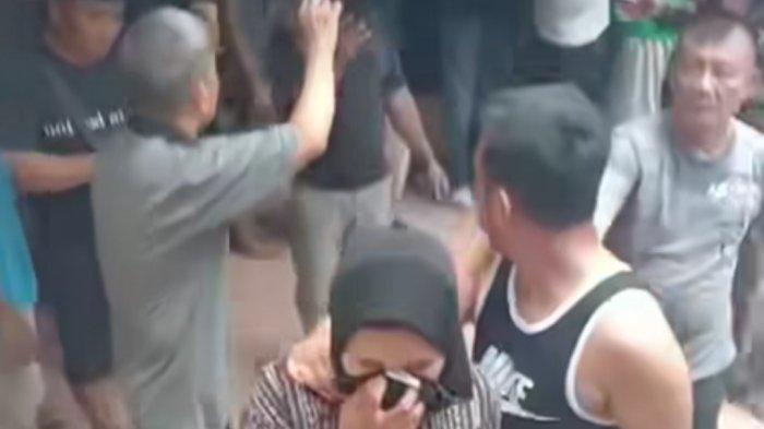 Salah satu terduga pelaku penculik anak yang ditangkap di rumah yang berada di depan pasar tradisional di Perumnas Simalingkar, Kota Medan.