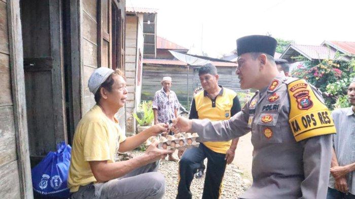 Kapolres Padangsidimpuan AKBP Dudung Setyawan SH,S,IK,MH bersama personil sebelum Sholat Jumat menggelar Kegiatan Bakti Sosial dengan memberikan bantuan Sosial berupa paket sembako bagi warga masyarakat yang kurang mampu di Jalan Oppu Togalangit Kelurahan Sabungan Jae ,Kecamatan Padangsidimpuan Hutaimbaru, kota Padangsidimpuan, Jumat (28/62024) Pagi.
