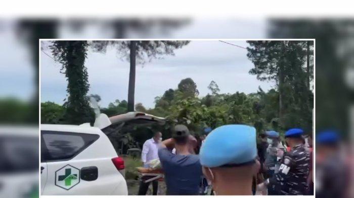 MERAMPOK: Klasi Dua (Kld) DI, seorang prajurit TNI AL Lhokseumawe menembak mati seorang sales mobil bernama Hasfiani alias Imam. Korban ditembak saat melakukan uji kelaikan (test drive) mobil Toyota Innova BL 1539 HW, kemudian membawa kabur kendaraan tersebut. Jasad Imam ditemukan di semak belukar kawasan Gunung Salak, Kecamatan Sawang, Kabupaten Aceh Utara, Senin (17/3/2025). (Istimewa)
