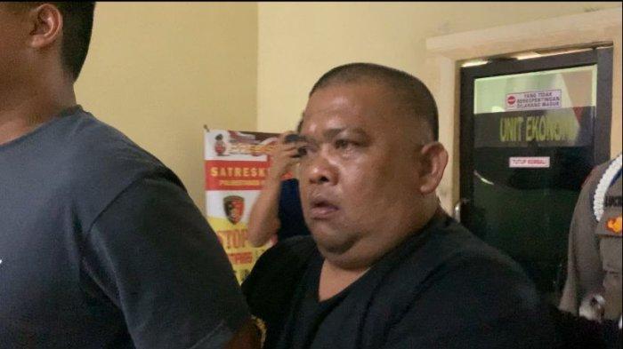 Samsul Tarigan ketika digiring oleh petugas masuk ke Gedung Satreskrim Polrestabes Medan, Kamis (9/11/2023).