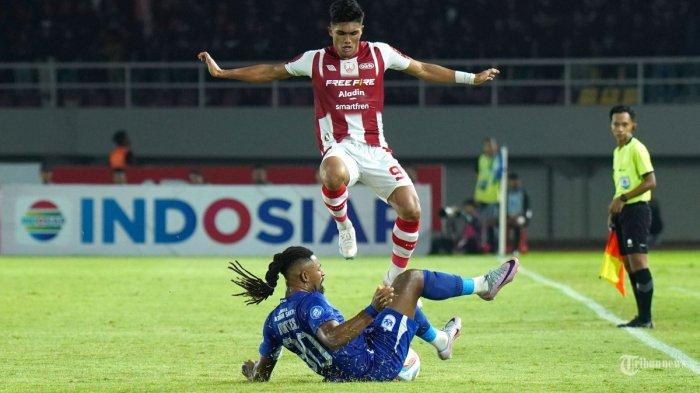 Ekspresi pesepak bola PSIS Semarang, Carlos Fortes (bawah) melakukan tekel terhadap pesepak bola Persis Solo, Ramadhan Sananta dalam lanjutan pekan 12 Liga 1 antara Persis Solo vs PSIS Semarang di Stadion Manahan, Solo, Sabtu (16/9/2023) malam. Persis Solo menang dengan skor 2-0. Tribun Solo/Muhammad Nursina