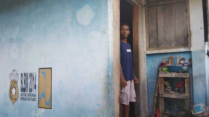 Satu keluarga tinggal di toilet umum selama 5 tahun membuat miris. Mereka ada keluarga Udin bersama istri dan anak-anaknya.