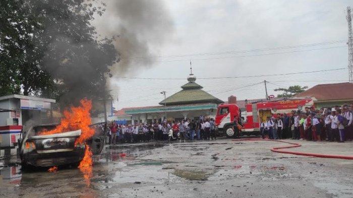 Satu unit mobil toyota Vios terbakar hebat di SPBU Jalan Madong Lubis, Kelurahan Mutiara, Kabupaten Asahan, Senin (2/10/2023).