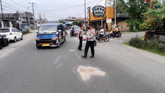 Satuan Lalulintas (Sat Lantas) Polres Pematangsiantar dipimpin Kanit Gakkum Iptu Elon Sitinjak melaksanakan olah Tempat Kejadian Perkara (TKP) kecelakaan lalu lintas di Jalan Melanthon Siregar, Kelurahan Pardamean, Kecamatan Siantar Marihat, Kota Pematangsiantar, Jumat (24/1/2025) pagi.