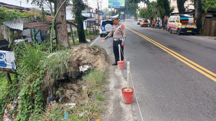 Satuan Lalulintas (Sat Lantas), kepolisian melaksanakan kegiatan Survey jalan rusak atau berlubang yang memiliki potensi besar gangguan keselamatan berlalu lintas, Sabtu (9/11/2024).