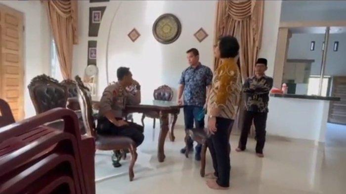 Screenshot video saat penyidik Subdit IV Renakta Ditrreskrimum Polda Sumut Ipda Frisman dan Madianta Ginting berdebat saat mau menyita barang bukti handphone dari personel Polres Sergai bernama Iptu Supriadi, Jumat (15/3/2024) lalu